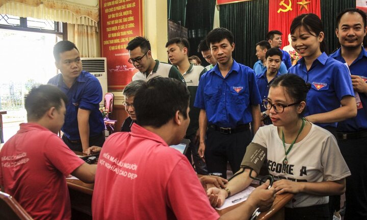 Nhân viên ngân hàng tiếp thêm 1000 đơn vị máu cho ngân hàng máu