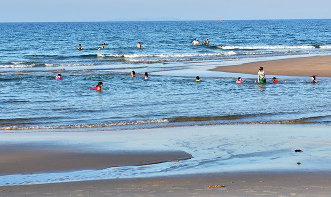 Đi tắm biển bị sóng cuốn trôi, 2 nam sinh chết đuối ở Quảng Ngãi