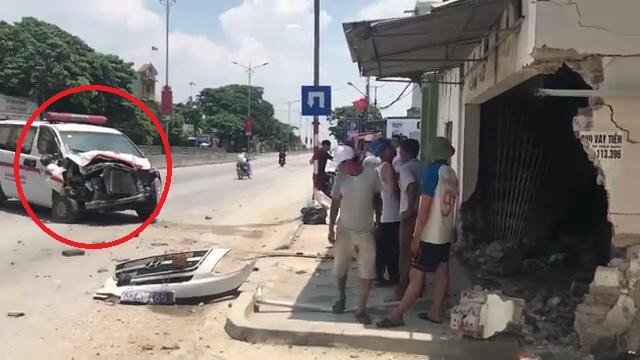 Clip: Hiện trường tài xế ngủ gật, xe cấp cứu đâm sập tường nhà dân ở Nghệ An
