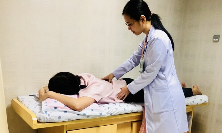 Lý do không ngờ khiến nhiều người trẻ bị đau lưng phải nhập viện