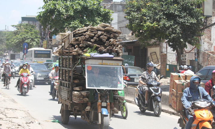 Ảnh: Trước ngày khai tử, xe 3 bánh vẫn nghêng ngang lê máy chém trên phố Hà Nội