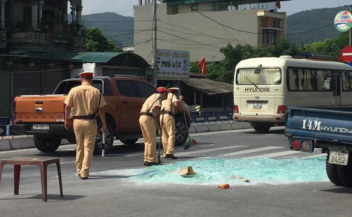 CSGT Quảng Ninh đội nắng quét kính vỡ vụn trên quốc lộ giữa trưa