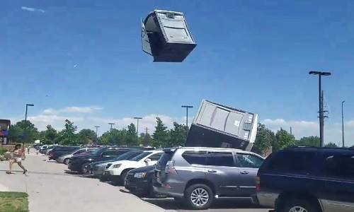 Hãi hùng cảnh 'quỷ cát' cuốn toilet công cộng bay thốc lên trời như phim hành động