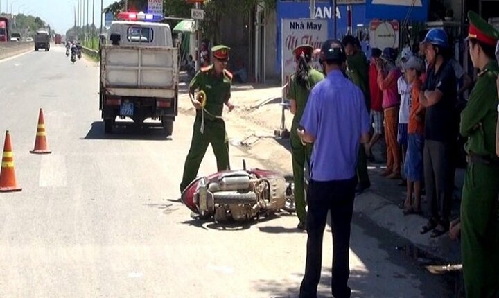 Chở con đi khám bệnh, gia đình 3 người bị tai nạn thương tâm