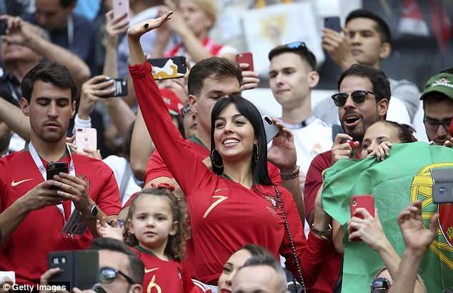 Bạn gái Ronaldo rạng ngời trên khán đài, cầu thủ Maroc bật khóc chia tay World Cup