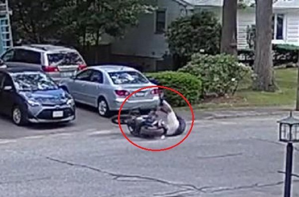 Clip: Lái mô tô mới mua, nam thanh niên 'ngã chỏng vó' liên hoàn