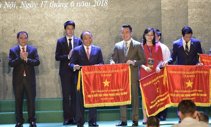 Tân Á Đại Thành vinh dự nhận cờ thi đua của Thủ tướng Chính phủ