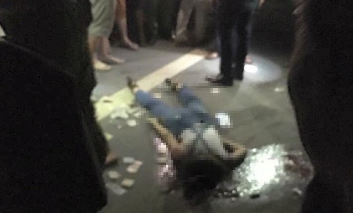 Video: Toàn cảnh 2 nữ sinh chết bất thường, người nhà mang quan tài diễu phố ở Hưng Yên