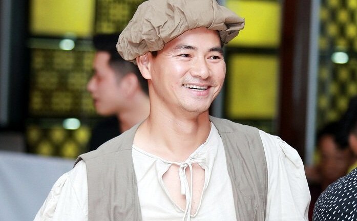 Xuân Bắc xuất hiện với trang phục lạ khi làm MC