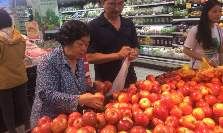 Rau quả ngoại nhập hàng trăm triệu USD, hàng nội loay hoay tìm đầu ra