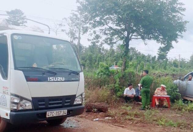 Chặn xe chở cao su gây ô nhiễm, 2 người dân bị tài xế tông trọng thương