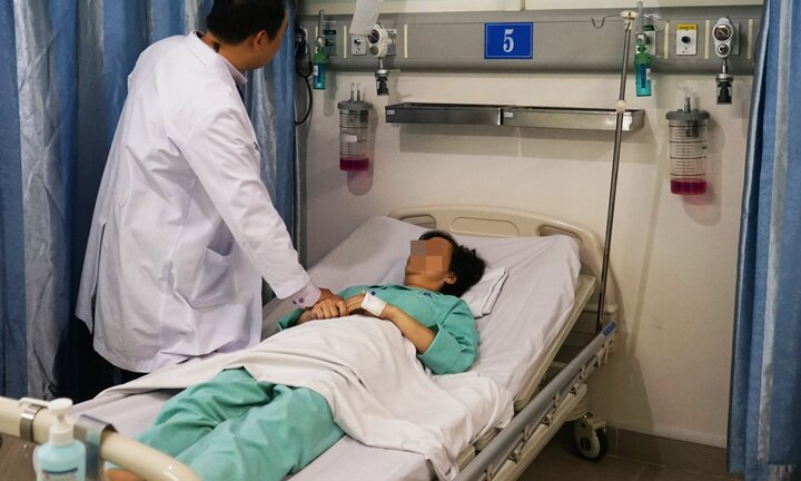 Bác sĩ hút 100ml máu khỏi màng tim, cứu người phụ nữ bị cửa sắt đè