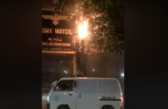 Cột điện phát nổ, bốc cháy dữ dội ở Hà Nội