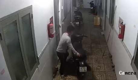 Truy tìm nhóm thanh niên mặc áo Grabbike trộm xe máy