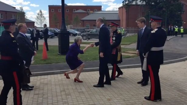 Video: Thủ tướng Anh khuỵu gối chào thành viên hoàng gia gây tranh cãi