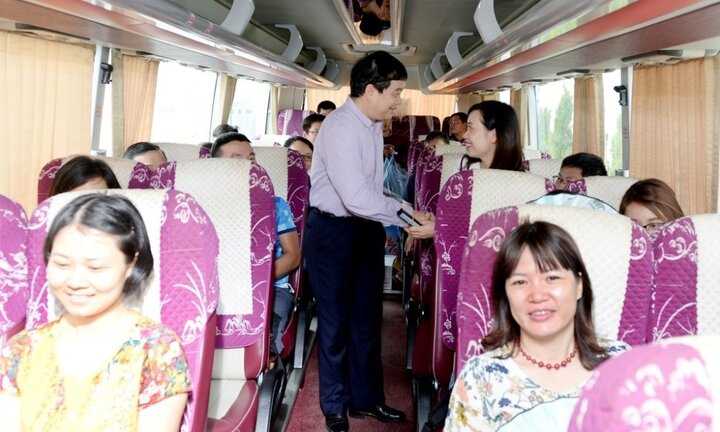 Hiệu trưởng ĐH Kinh tế Quốc dân lên tận ô tô tiễn cán bộ đi coi thi ở Hà Tĩnh