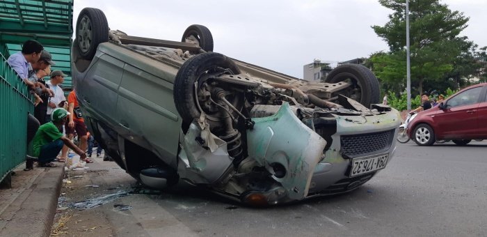 Ảnh: Xe con tông thẳng vào nhà chờ xe buýt, lật ngửa giữa phố Hà Nội