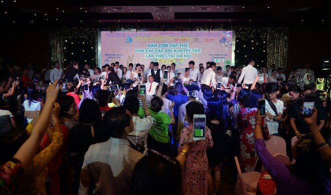 Những chuyện đời xúc động trong lễ cưới tập thể của 41 cặp vợ chồng khuyết tật