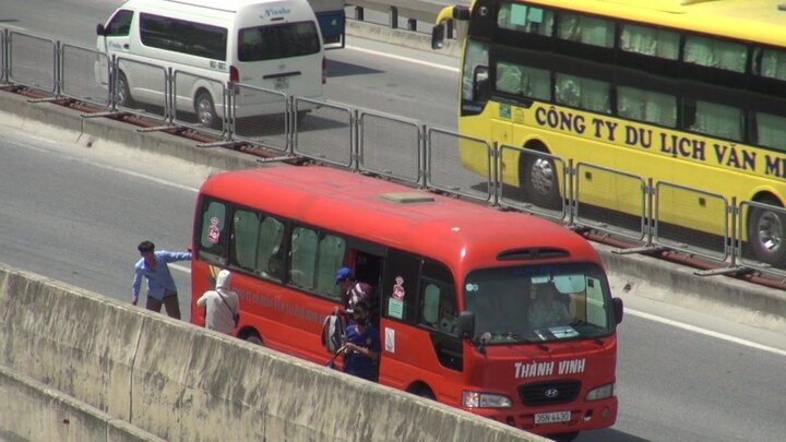 Video: Xe khách thách thức pháp luật, vô tư dừng đỗ, bắt thả khách trên đường Vành đai 3