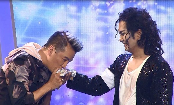 Quá thích thú, Đàm Vĩnh Hưng chạy lên sân khấu hôn tay Hùng Thuận