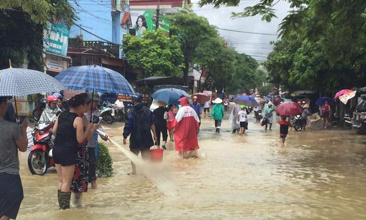 Lũ quét kinh hoàng ở Hà Giang, dân bất chấp nguy hiểm quăng chài bắt cá giữa quốc lộ