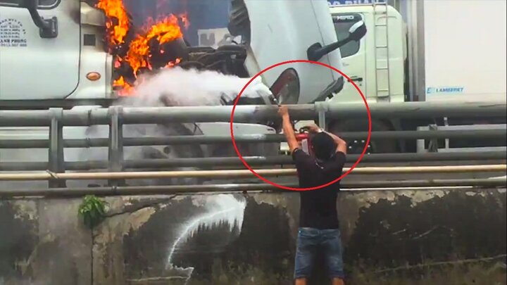 Clip: Đầu container cháy ngùn ngụt và pha dập lửa có một không hai của người đàn ông