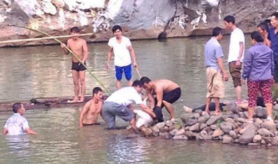 Ra ao bắt ốc, 2 mẹ con chết đuối thương tâm