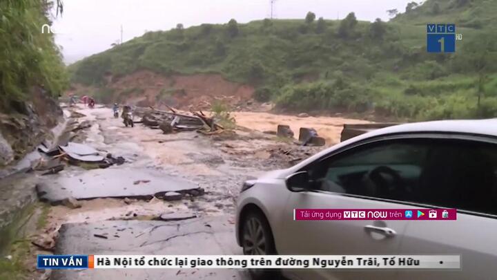 Mưa lũ kinh hoàng ở Lai Châu: Ô tô trôi xuống vực, đường bị lũ cuốn phăng