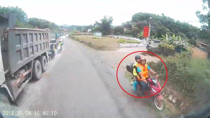 Clip: Phượt thủ lấn làn vượt ẩu kiểu 'cảm tử', suýt tông trực diện xe tải