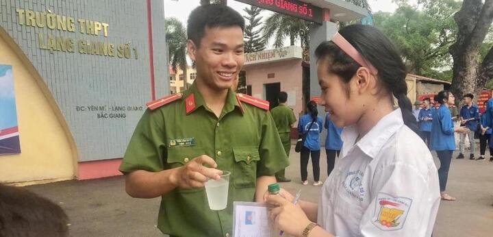 Chiến sỹ công an Bắc Giang dọn vệ sinh, cung cấp nước uống miễn phí tiếp sức mùa thi