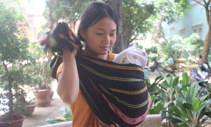 Nữ sinh Gia Lai bế con 3 tháng tuổi dự thi THPT Quốc gia 2018