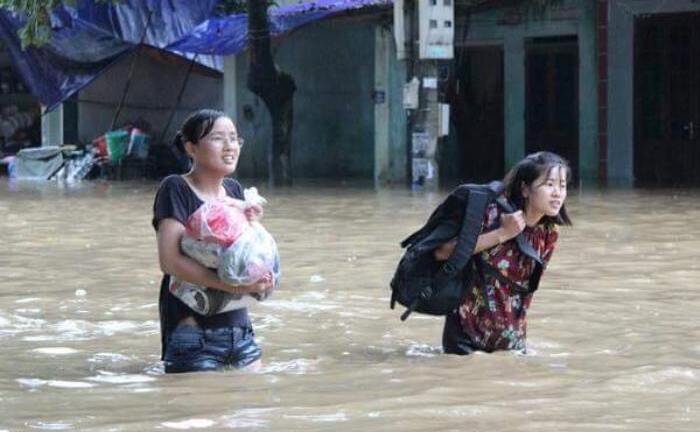 Thí sinh Hà Giang lội nước ngập ngang bụng tới điểm thi THPT Quốc gia 2018