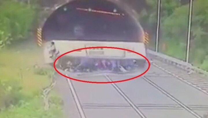 Clip: Xe khách chở giáo viên lật thảm khốc, hàng chục người bị hất văng ra ngoài