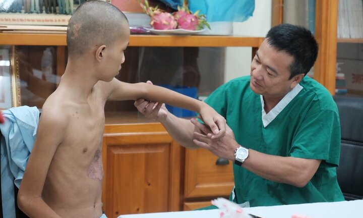 Bé trai bị xe buýt cán lên người tỉnh lại sau 28 ngày hôn mê sâu