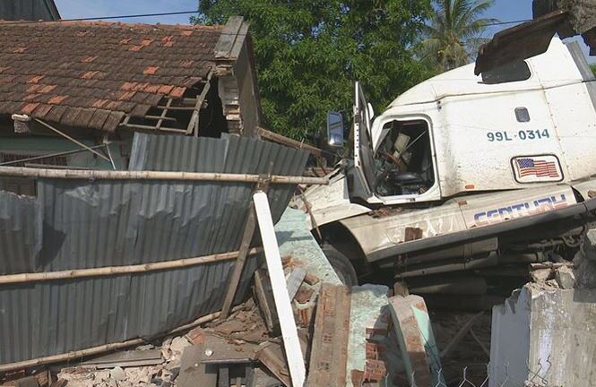 Xe container húc sập nhà dân, 3 người bị thương nặng