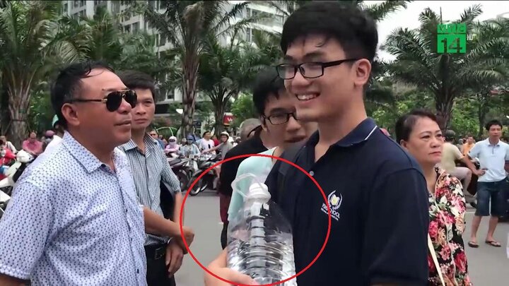 Thí sinh Hà Nội vác cả bình nước đi thi để cầu may và cái kết 'lệch tủ'