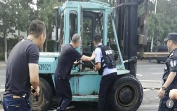 Video: Cảnh sát bắn hạ tài xế xe kéo đâm người điên loạn trên phố