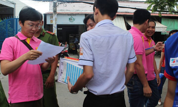 Thầy cô dựng trại, đội mưa đồng hành cùng học sinh thi THPT Quốc gia 2018