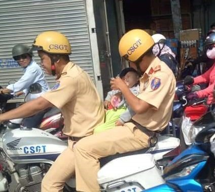 Bức ảnh CSGT cho bé trai bú sữa bình trên xe đặc chủng gây sốt cộng đồng mạng