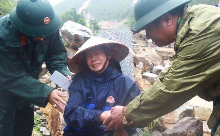 Chồng bị lũ cuốn đi trước mặt vợ ở Lai Châu: 'Bao giờ mới tìm được chồng cháu các bác ơi?'