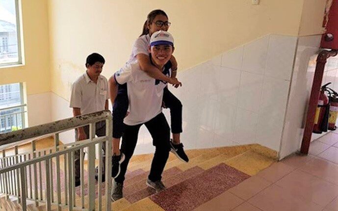 Nữ thí sinh ở TP.HCM đến phòng thi trên... lưng người khác