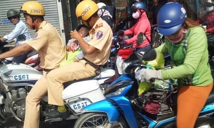 Sức khỏe bé trai được CSGT đưa đi cấp cứu giờ thế nào?