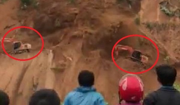 Clip: Khoảnh khắc lở đất kinh hoàng kéo 2 máy xúc xuống vực sâu ở Lai Châu