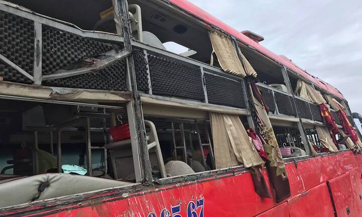 Xe khách lật nhào xuống ruộng, 8 người thương vong ở Nghệ An