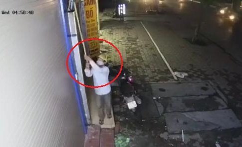 Clip: Thanh niên đi xe máy khều trộm camera an ninh và cái kết bất ngờ