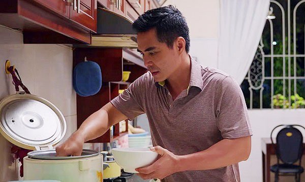 Gạo nếp gạo tẻ tập 24: Trung Dũng phải lén ăn cơm trong góc bếp, không dám để mẹ vợ biết