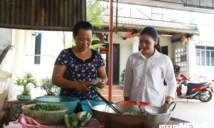 Vợ chồng thầy giáo ở Đắk Lắk mở phòng trọ, cho 30 thí sinh ăn ở miễn phí