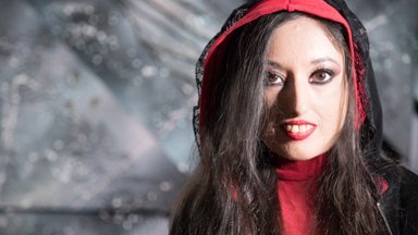 Mắc bệnh quái ác, cô gái có làn da cứng như sứ