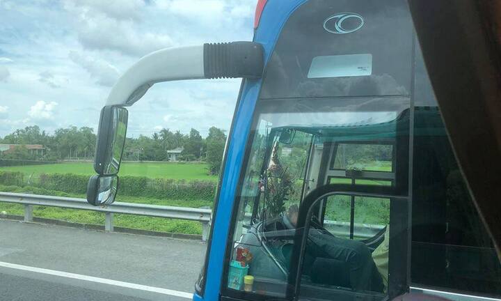 Tài xế xe khách lái xe bằng chân trên cao tốc: Nhà xe xin lỗi hành khách