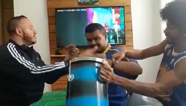 Vừa khiếm thính, vừa khiếm thị, CĐV Brazil 'xem' World Cup theo cách đặc biệt